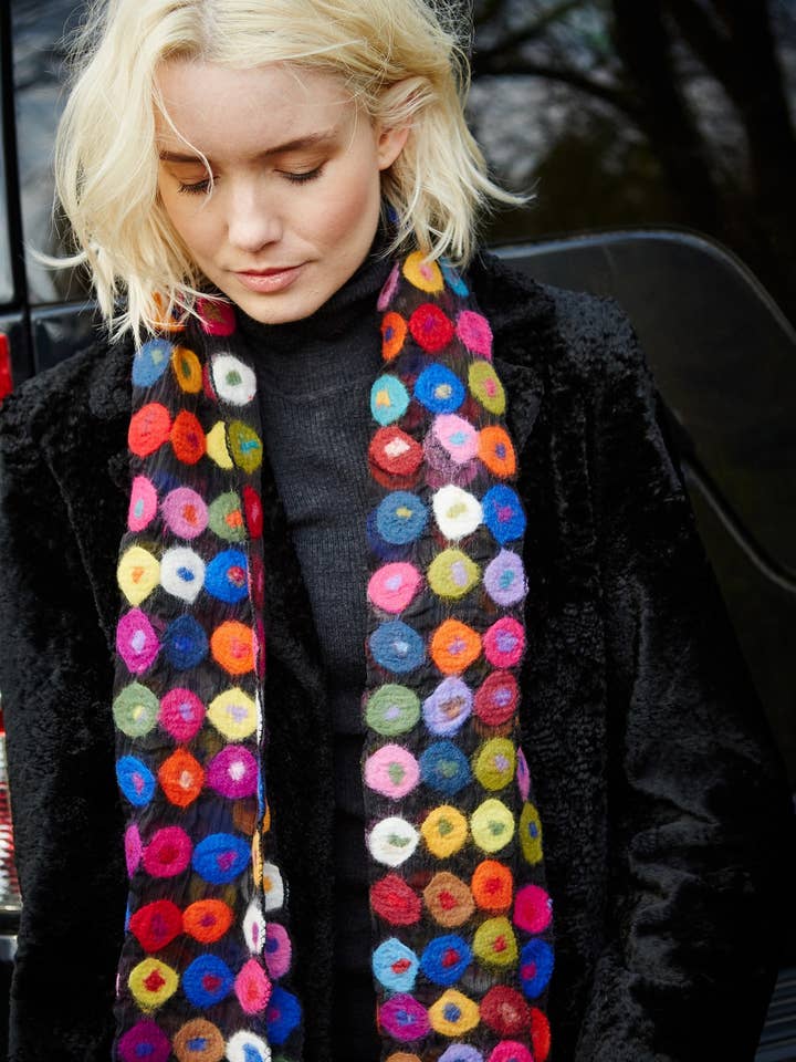 Woodstock vilten wollen sjaal met kleurrijke heldere stippen voor wholesale door Pachamama Ltd