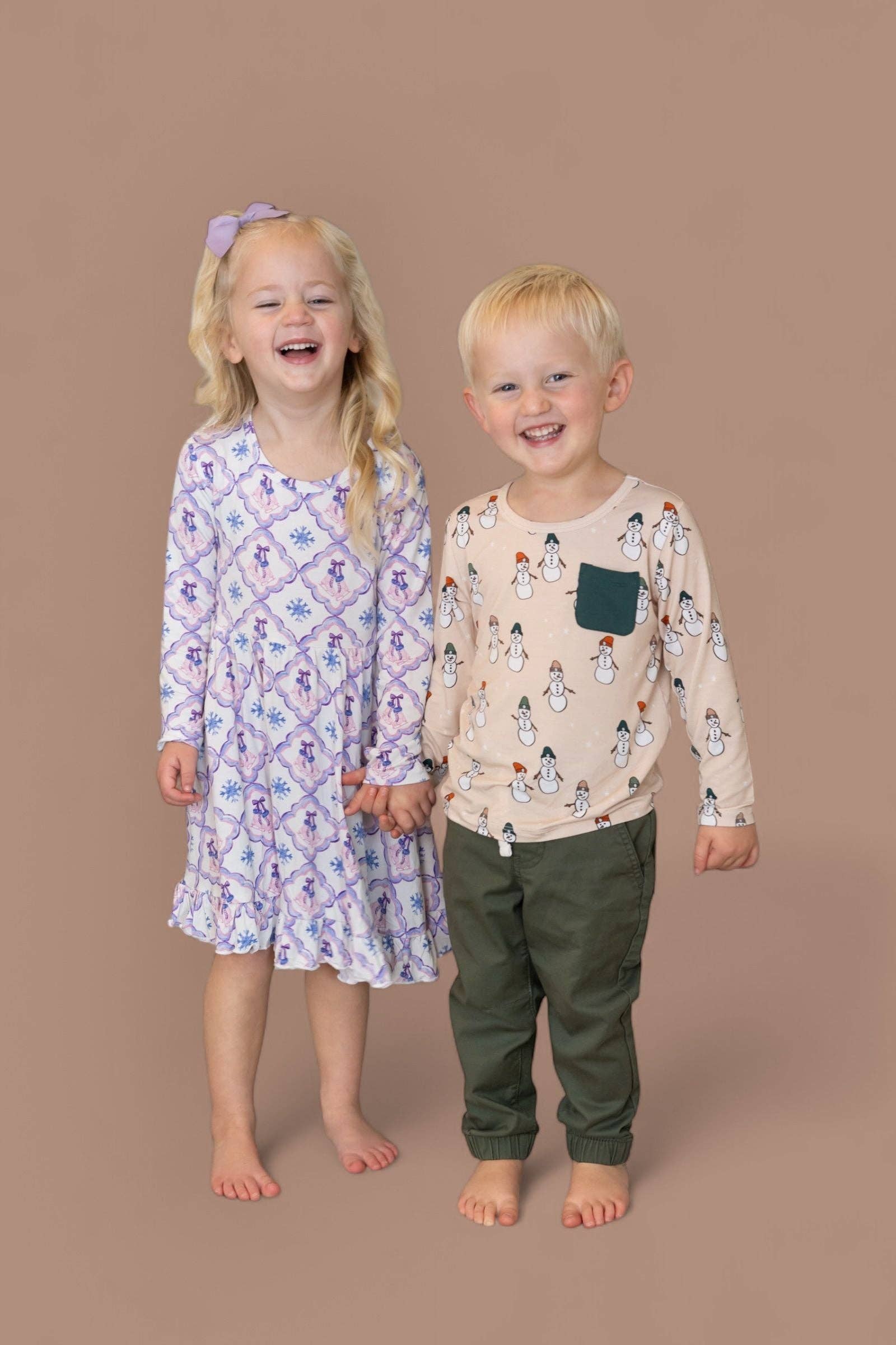 Dream Big Little Co. – T-shirt - Crianças por atacado – T-SHIRT DE BOLSO SONHO AMIGOS GEADOS5