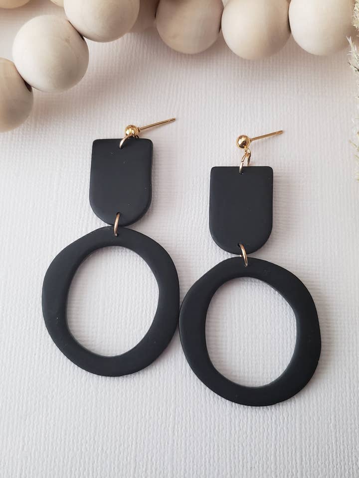 o Mia | Brinco de círculo grande com declaração de argila de polímero preto por atacado de LulaLina Design