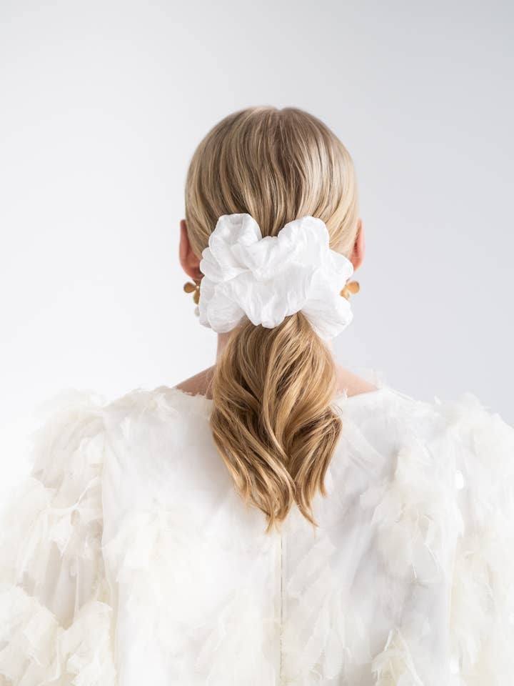 Selena stor scrunchie i vitt för wholesale av Little Details Helsinki