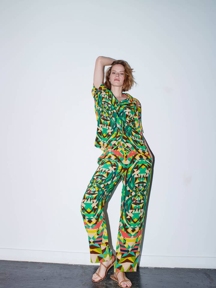 Pantalón POLARIS Kaleidoscope verde con estampado múltiple para venta al por mayor de Sofair