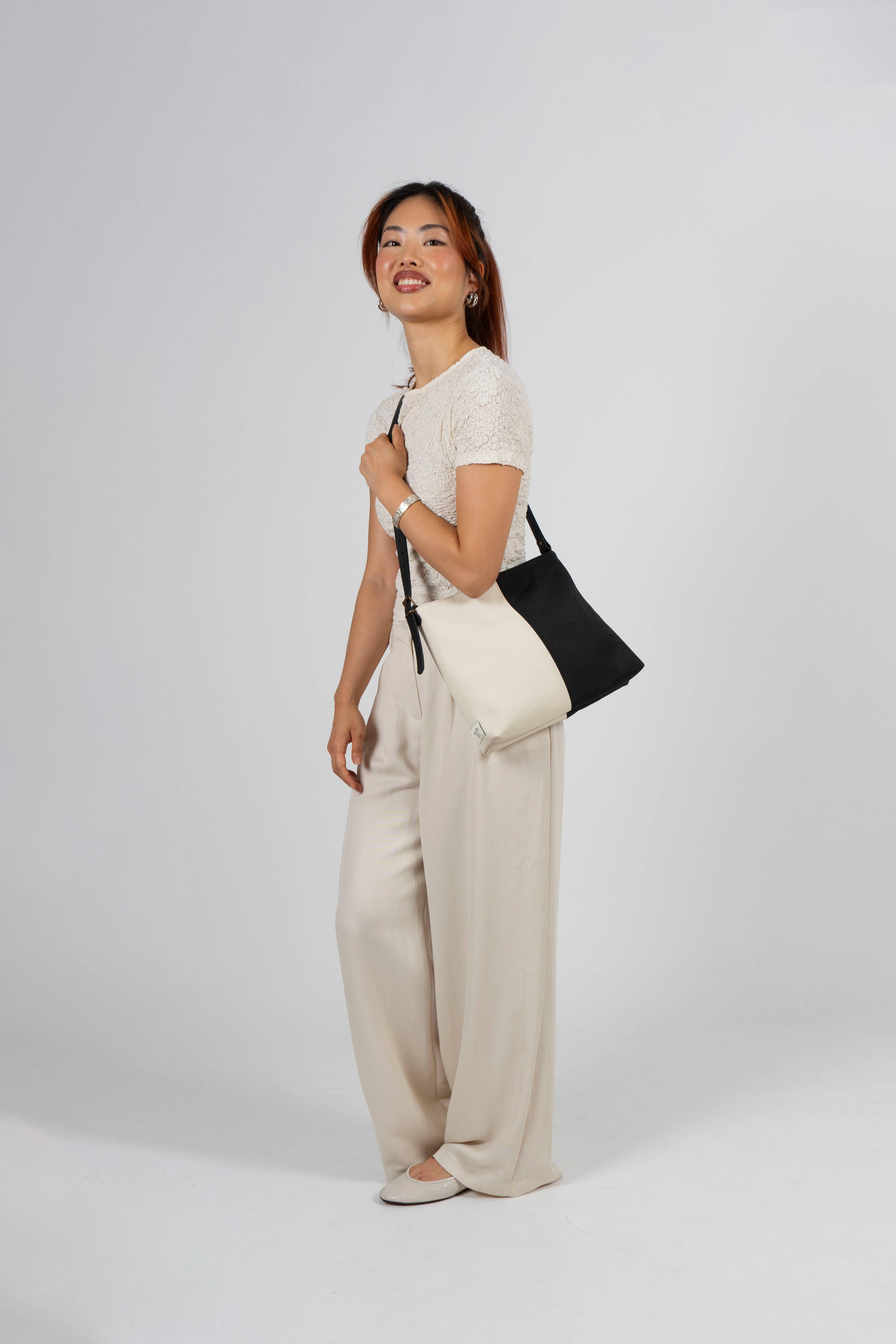 Reliée Studio - Wholesale Shoulder Bag - Women's - Black and white WATERPROOF bag with leather strap - Bianca4