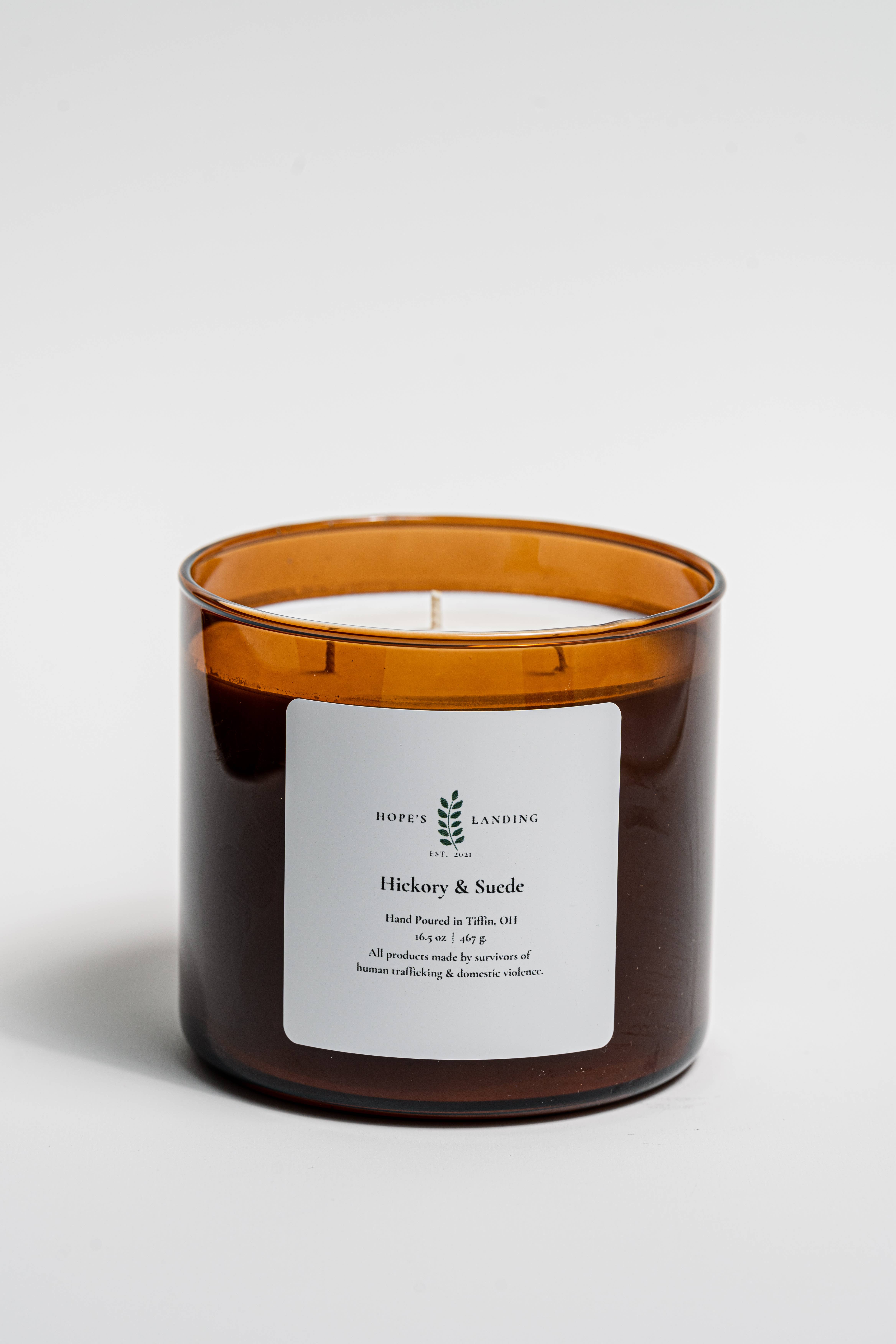 Hope's Landing – Vela em jarro/copo por atacado – Vela Hickory & Suede1