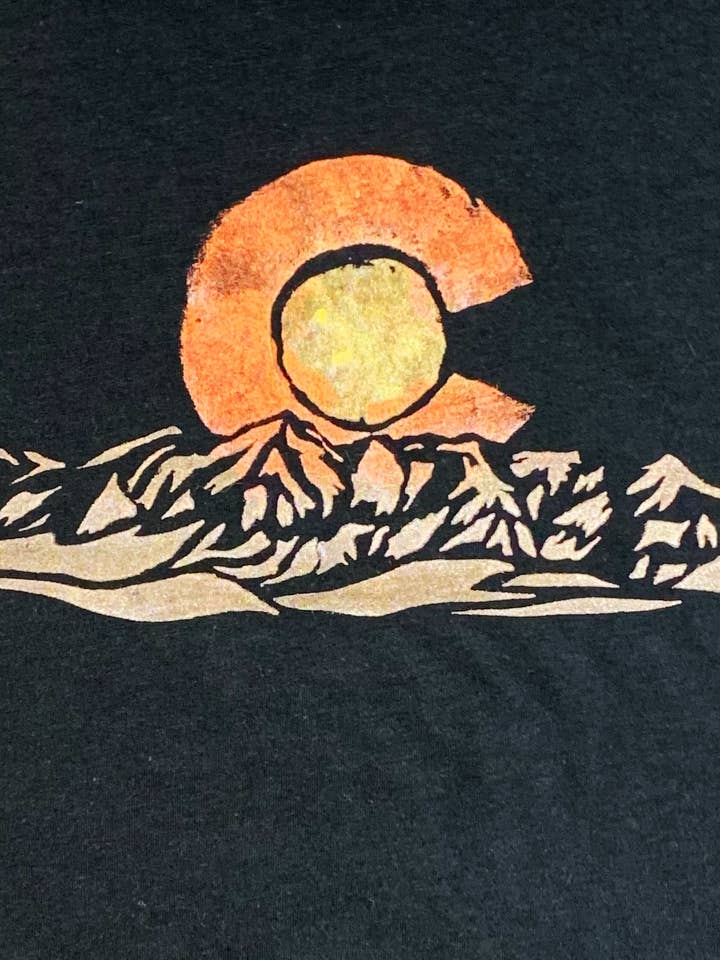 Colorado Mountain handmålad bambu Tee för wholesale av Third Wolf Designs