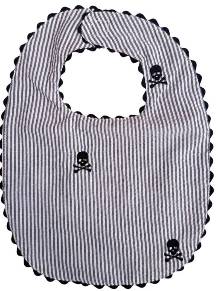 Bavoir en seersucker bleu marine avec des crânes de pirate pour la vente par Piping Prints