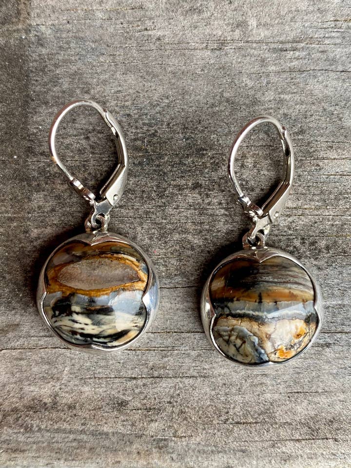 Orecchini con chiusura a leva Mammoth Tooth Essentials per la vendita all'ingrosso da parte di Ivory Jacks