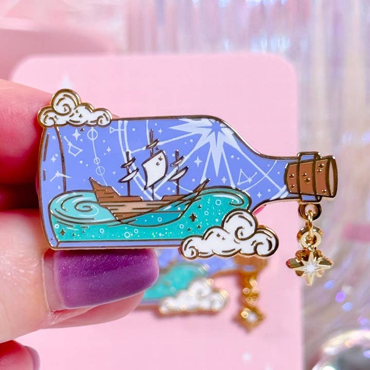 Fartyget i en flaska emalj Pin för wholesale av Lula Rocks