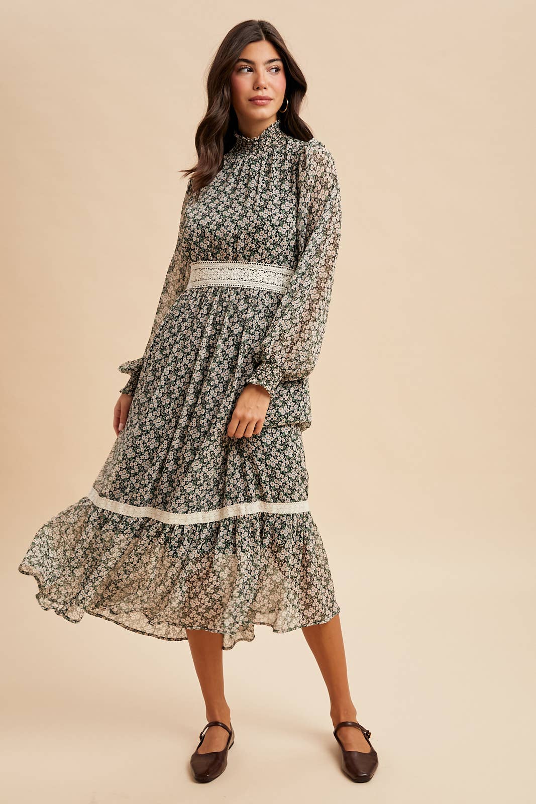 In Loom - Vente Robe – femme - ROBE MIDI À COL MONTANT SMOCKÉE AVEC FLEURS ET DENTELLE1