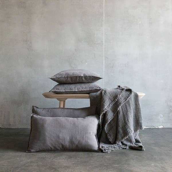 LinenMe – wholesale Throw blanket – Linen Throw With Fringes Steel Grey Washed Waffle3
