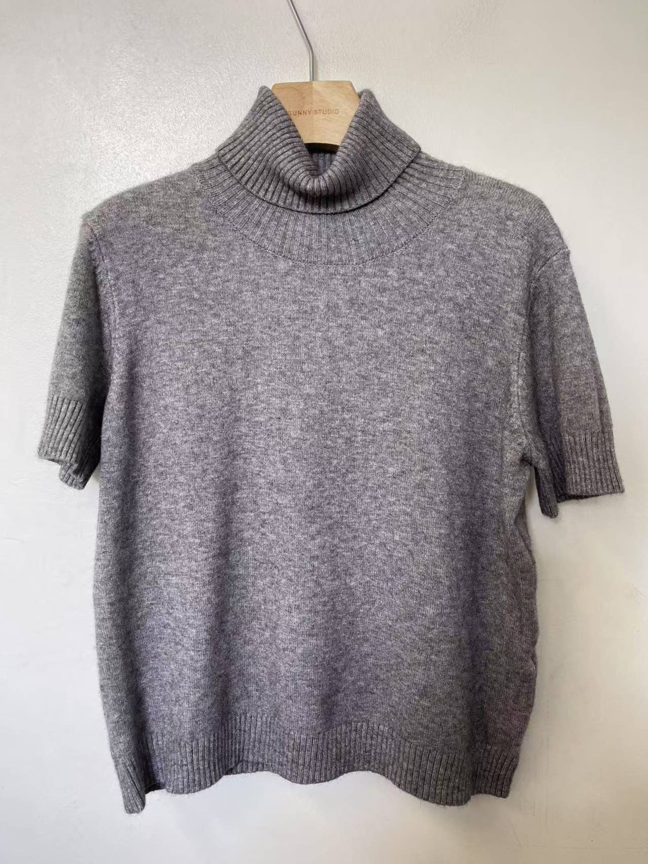 SUNNY STUDIO – Großhandel Strickpullover – Damen – Kurzarm-Rollkragenpullover3