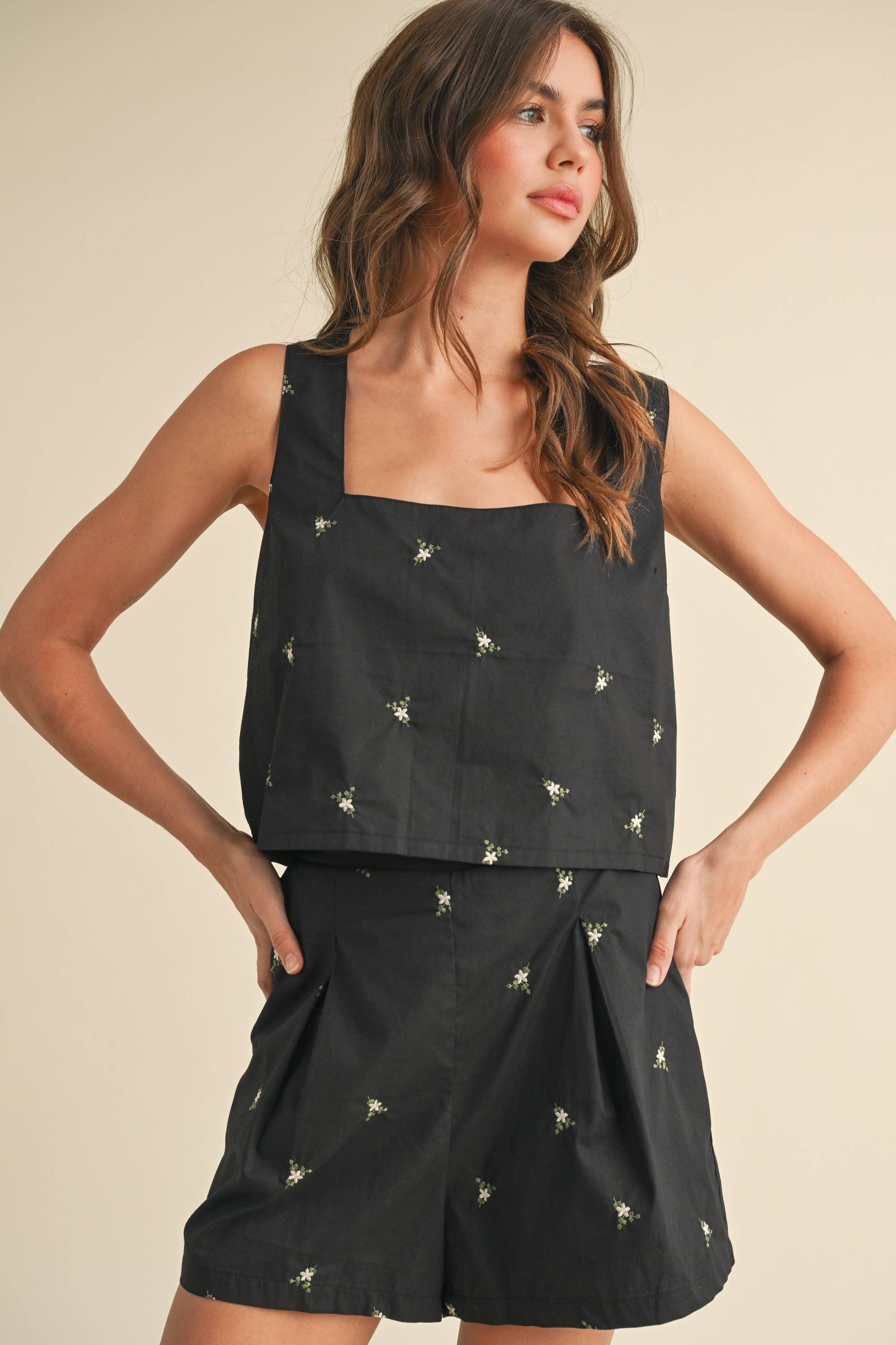 Noir IST5876-A ENSEMBLE SANS MANCHES AVEC BRODERIE : HAUT ET SHORT en vente sur Faire7