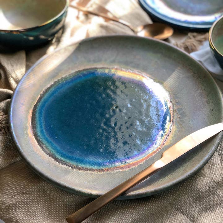 Los Artisans - Vendita all'ingrosso Piatto - Piatti da cena verdi rustici e blu pavone con dettagli dorati metallici5