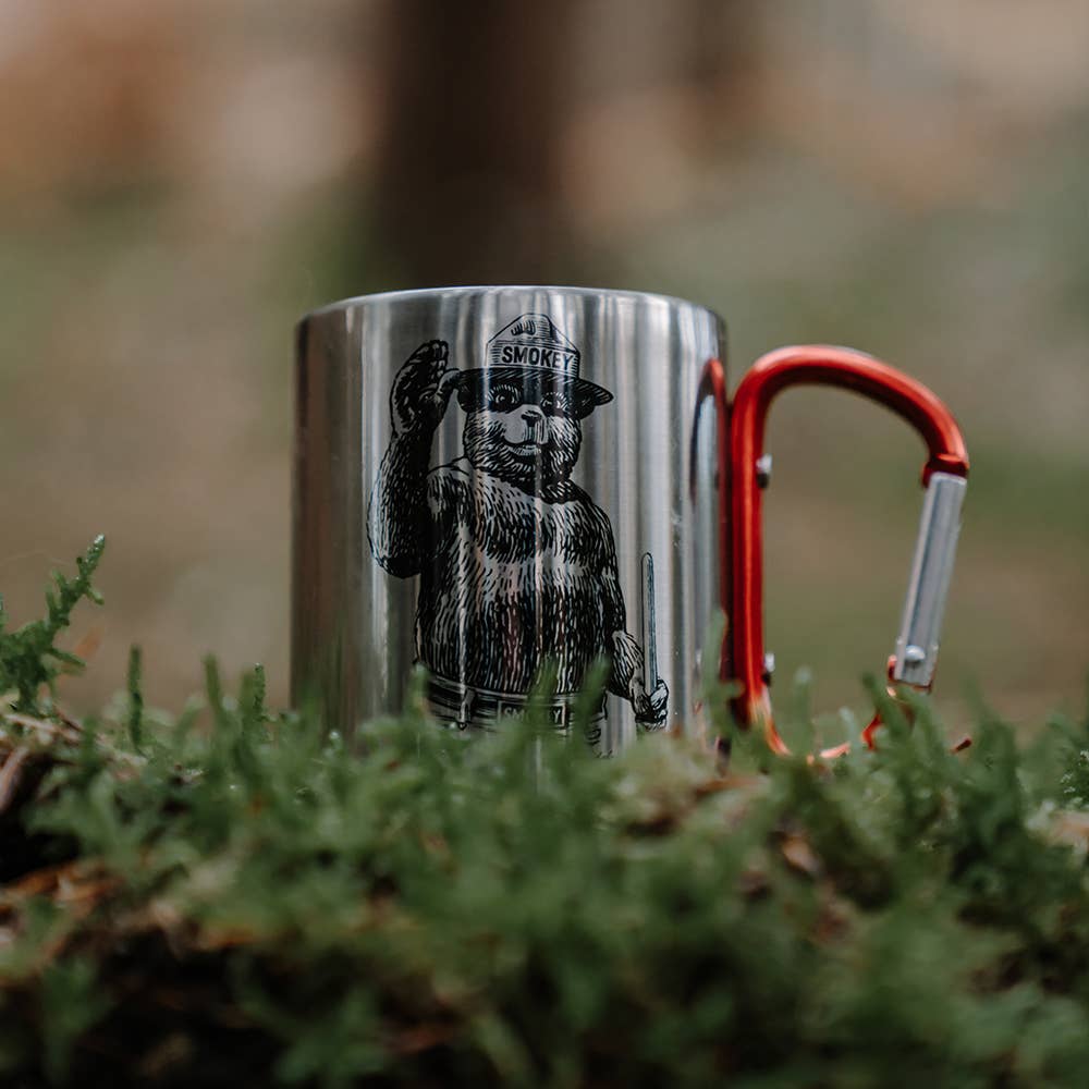 Tiny Print Shop – Großhandel Kaffeebecher – Smokey Bear Campingbecher aus Stahl mit Karabiner3