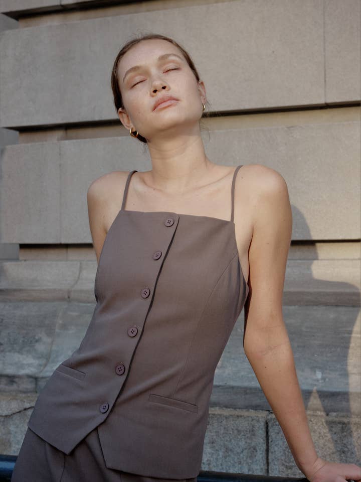 MOD REF - Venta al por mayor Camisa con botones - Mujer - The Selene Top | Elegante top estructurado con cuello cuadrado