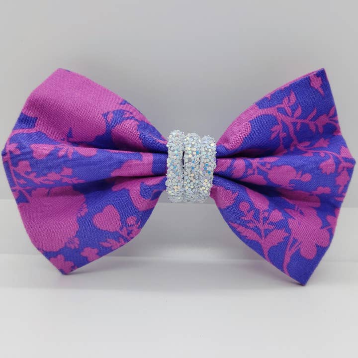 Motivo floreale fucsia e blu egiziano per la vendita all'ingrosso da parte di Collars for Kings