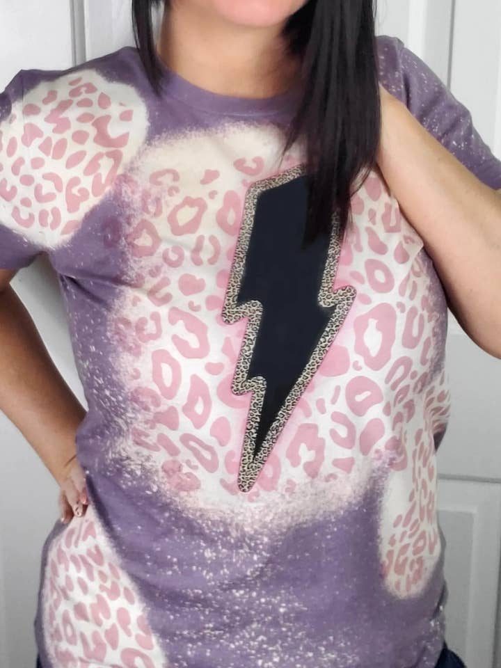 Lighting Bolt & Leopard met patches gebleekt T-shirt voor wholesale door Wanderlust Designs Wholesale