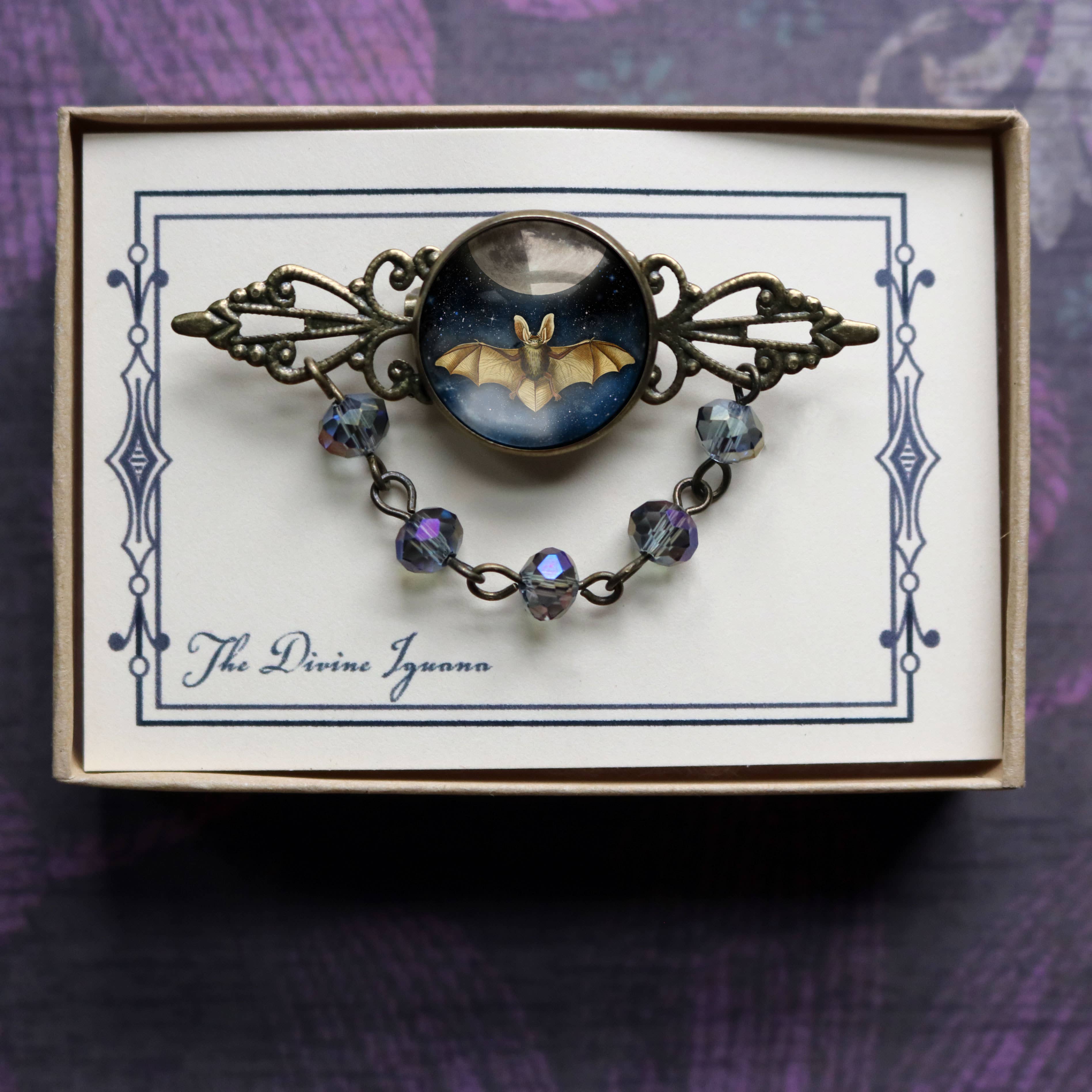 The Divine Iguana - Vente Broches - Broche d'Halloween en forme de chauve-souris sur pleine lune avec perles gothiques et filigrane3