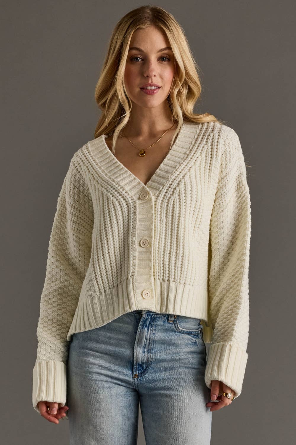 Panache Apparel Co. - Vente Cardigan – femme - Cardigan court en maille ivoire à boutons3