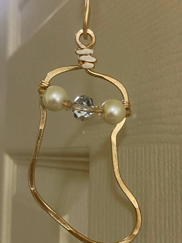 Ornement de bas de Noël orné de perles et de cristaux pour la vente par Angela Catirina Jones