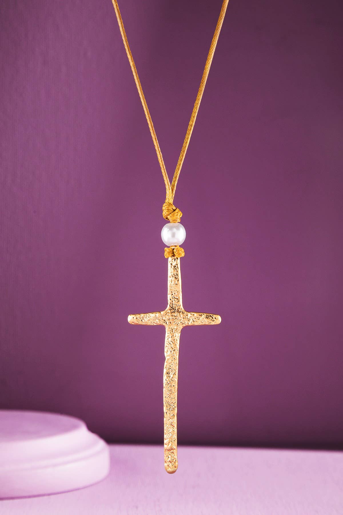 Urbanista – wholesale Hänge-/berlockhalsband – Halsband med hängsmycke i hamrad metall formad som ett kors1