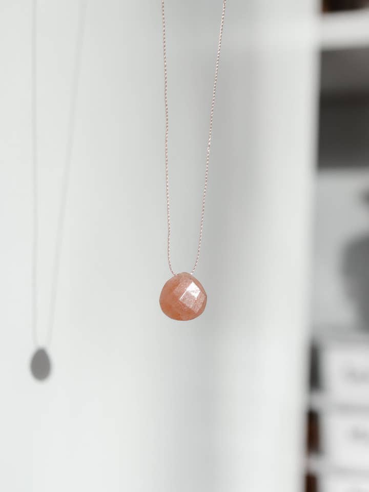 Collier en Cordon de Soie avec Pierre de Lune Pêche pour la vente par Bali Soul