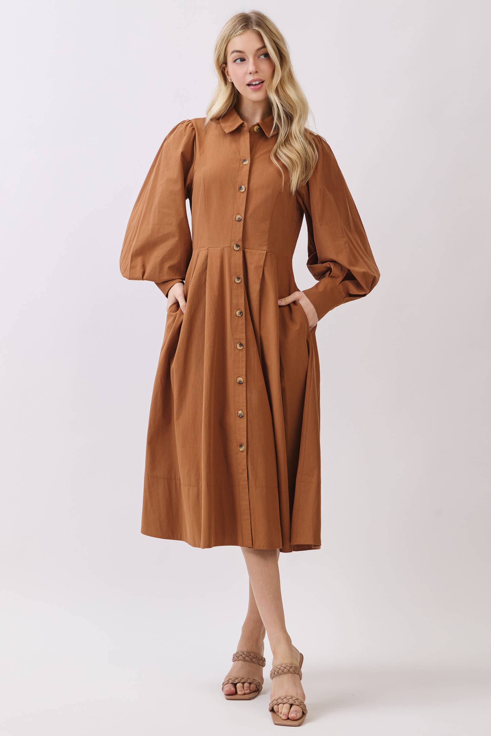 Calista – wholesale Klänning - Dam – MIDI-KLÄNNING MED KRAGE OCH LÅNGÄRMAD KNAPPSTÄNGNING - VD60830