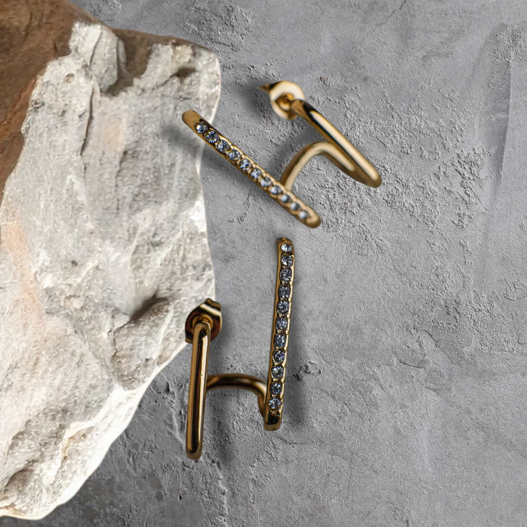 Faya & Co. – Großhandel Ohrhänger – Tamara Goldene Tropfenohrringe mit Kristallen besetzt0