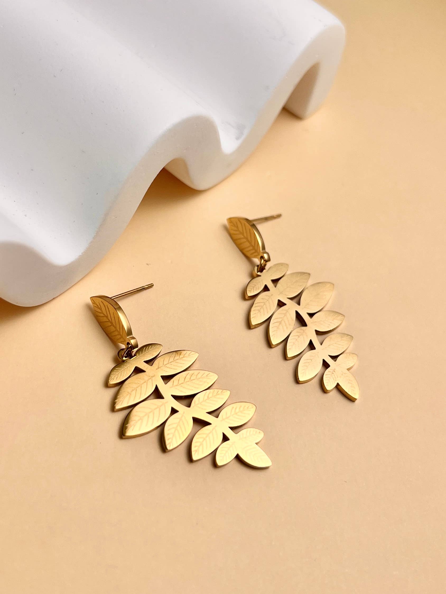 COSMOS – wholesale Dangle earrings – Leaf petal earrings in stainless steel