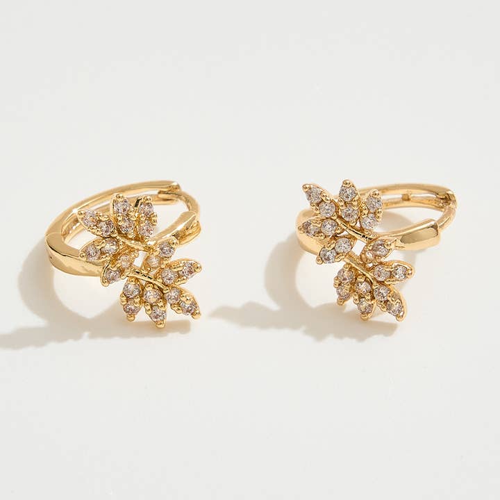 Sensibling Corp. – brincos huggies por atacado – Brincos Argolas Mini Huggie com Folhas Cravejadas de Pedras CZ Banhadas a Ouro 14K0