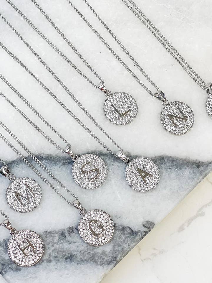 Halskette mit quadratischem Zirkonia-Anfangsscheiben-Anhänger — Weißgold für den Großhandel von Prep Obsessed Wholesale