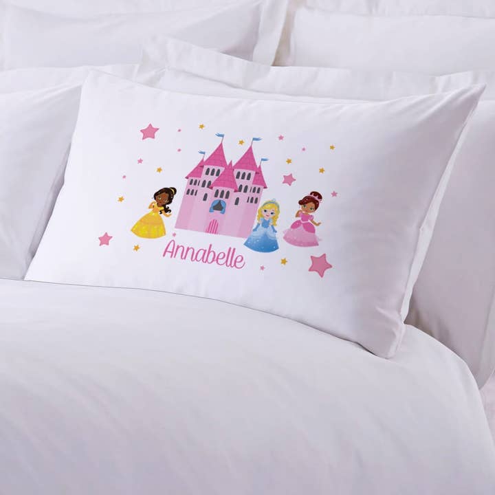 Vendita esclusiva | Federa per dormire personalizzata Princess Castle per la vendita all'ingrosso da parte di Monogramonline Inc.