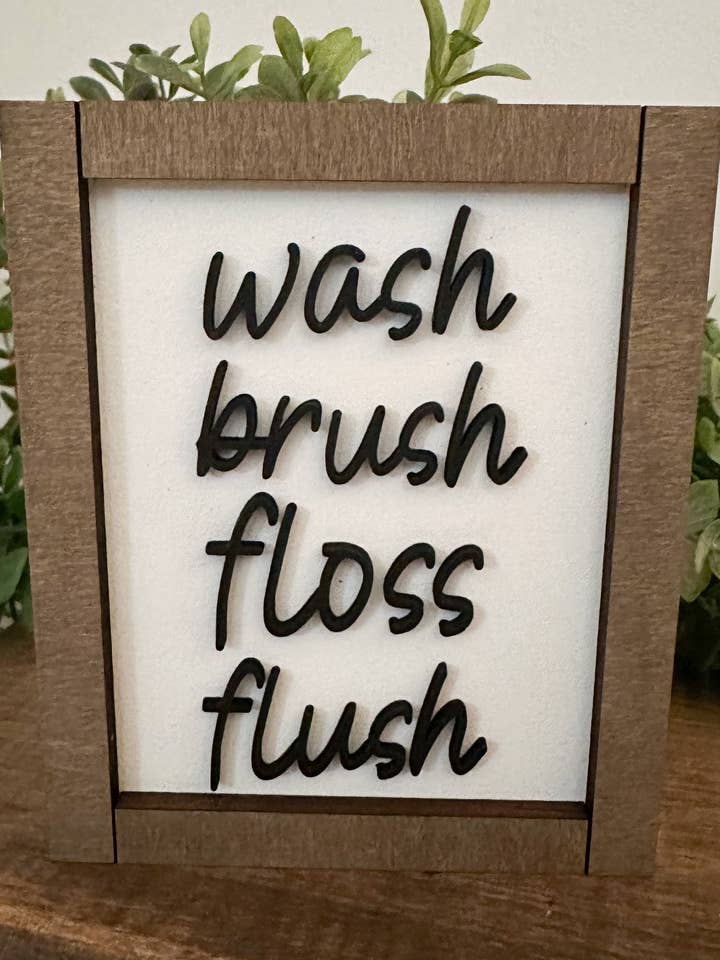 Badeværelsesdekoration med humor og neutrale toner i et etageret bakke. for engroshandel hos Climbing Branches