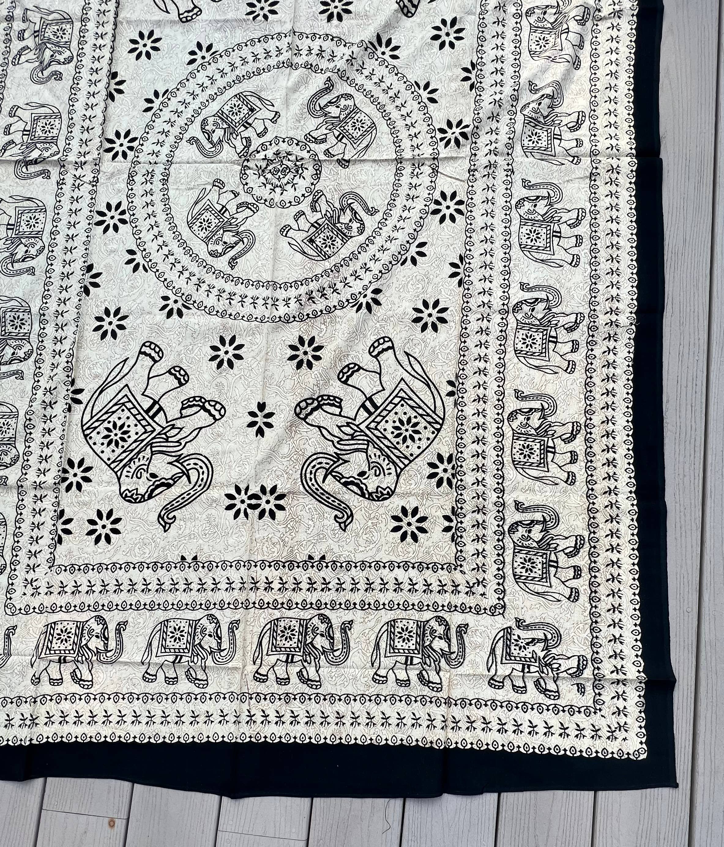 Lungta Imports - Vendita all'ingrosso Arazzi/Tessuti d'arredo - Arazzo Elephant Mandala 80 «X50" Bianco12