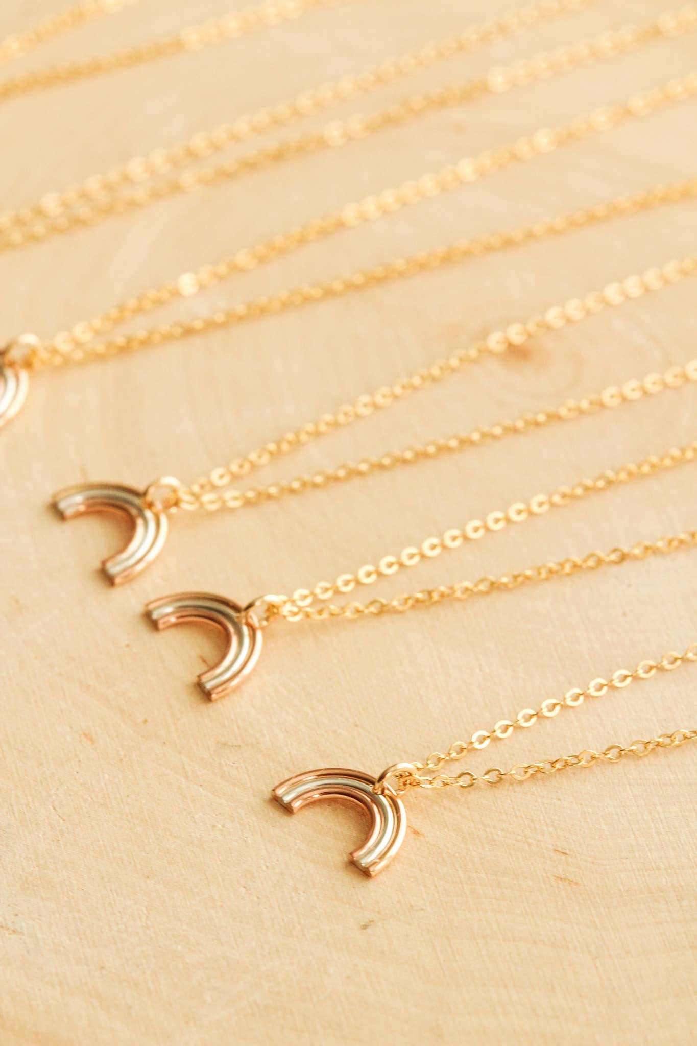 Everly Made – Engroshandel Halskæde med vedhæng – Rainbow halskæde3