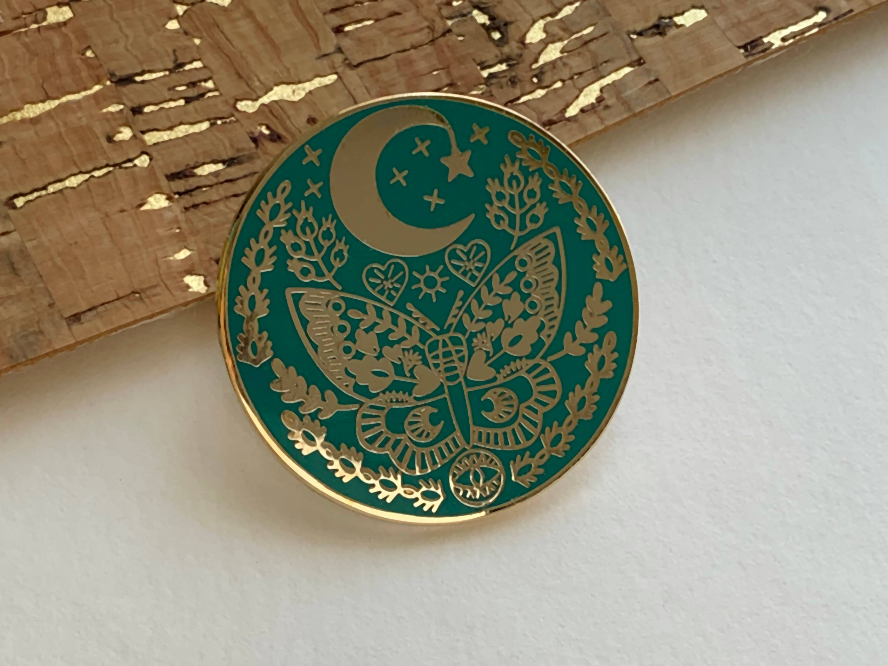 Rikrack - Wholesale Reversspeld/knoop - Lunar Mot Emaille Pin1