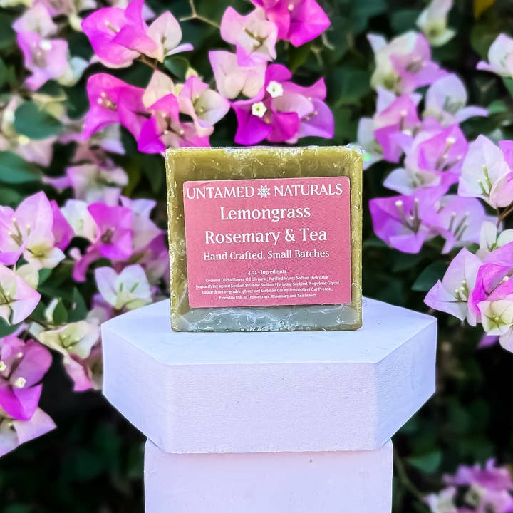 Untamed Naturals - Vente Pains de savon - Barre de romarin et citronnelle avec thé à la camomille1