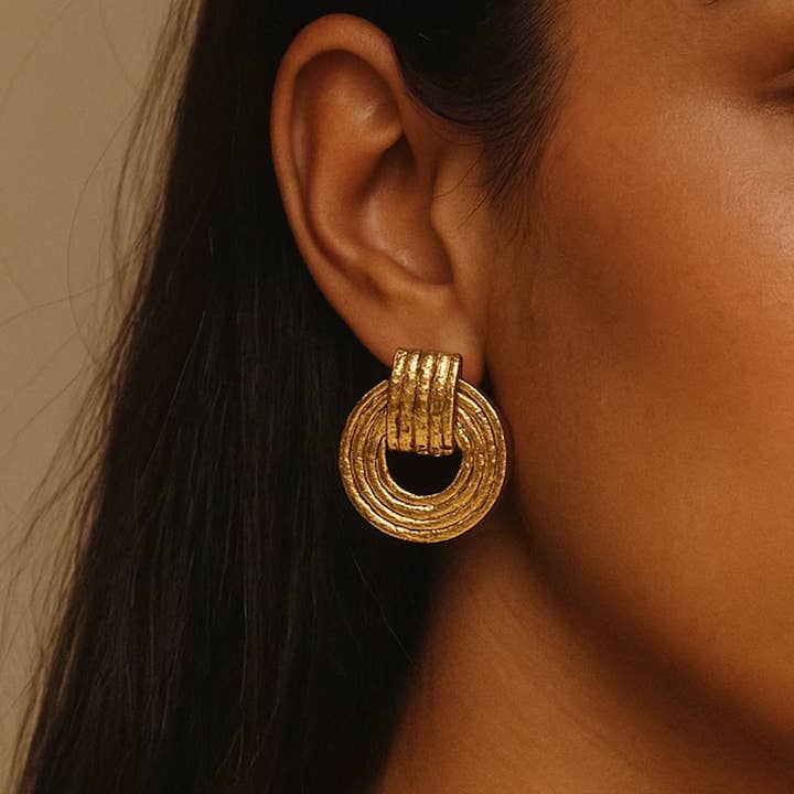 Gold Lunar – Brincos de argola por atacado – Brincos Roma Molten Banhados a Ouro 18k Esculturais de Moda