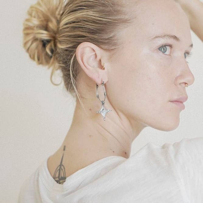 Nakila Collective - Vente Créoles - Petit cerceau Imani en laiton blanc3