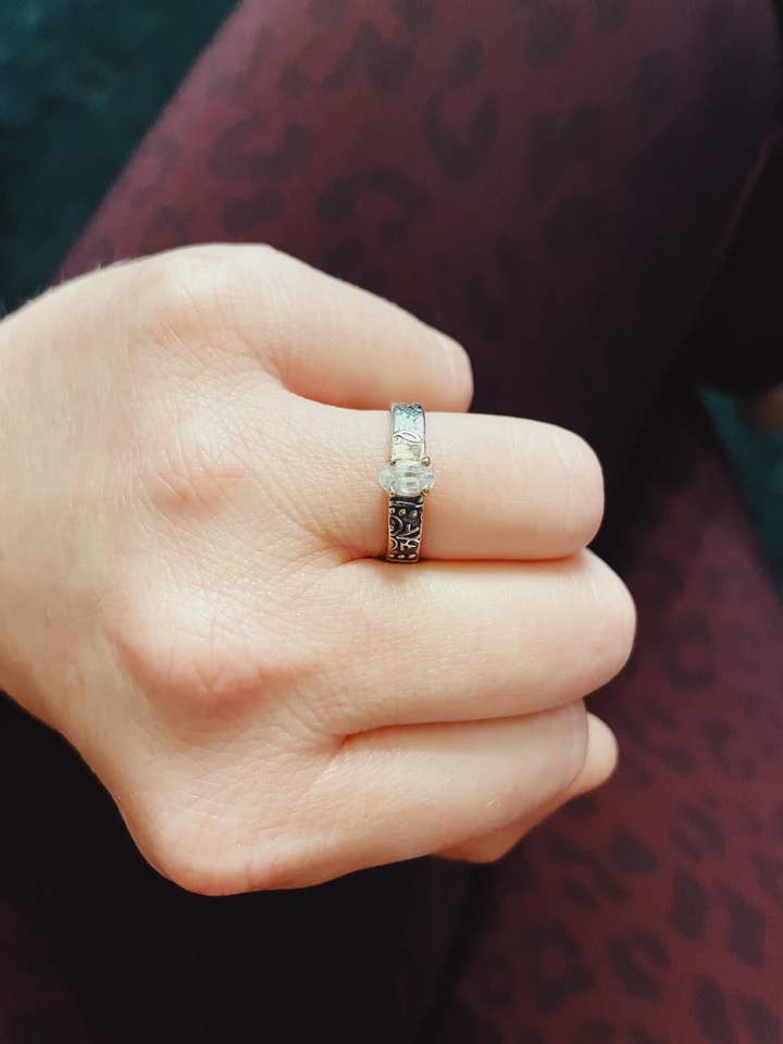 Anello di fidanzamento in zaffiro bianco con fascia paisley per la vendita all'ingrosso da parte di Peaces of Indigo