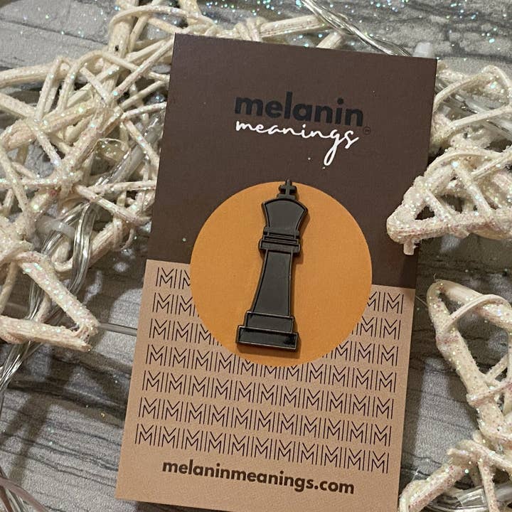 Épinglette King Chess Piece pour la vente par Melanin Meanings