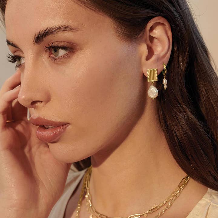 Aphrodite Goddess Small Pearl Earring Aphrodite Goddess Small Pearl Earring