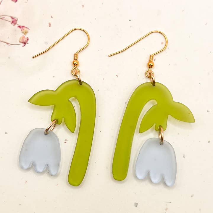 Boucles d'oreilles en acrylique à breloques en forme de fleur (bleues et vertes) pour la vente par Hoity Toity Goods