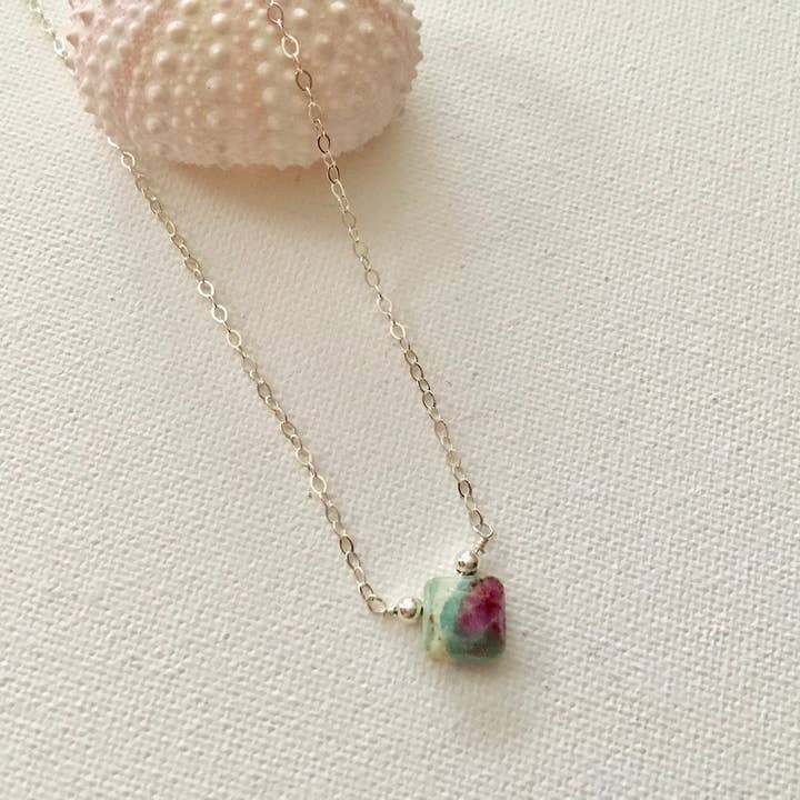 Colar de lágrima Ruby in Fushite por atacado de Jackie Gallagher Designs - Handmade Coastal Jewelry