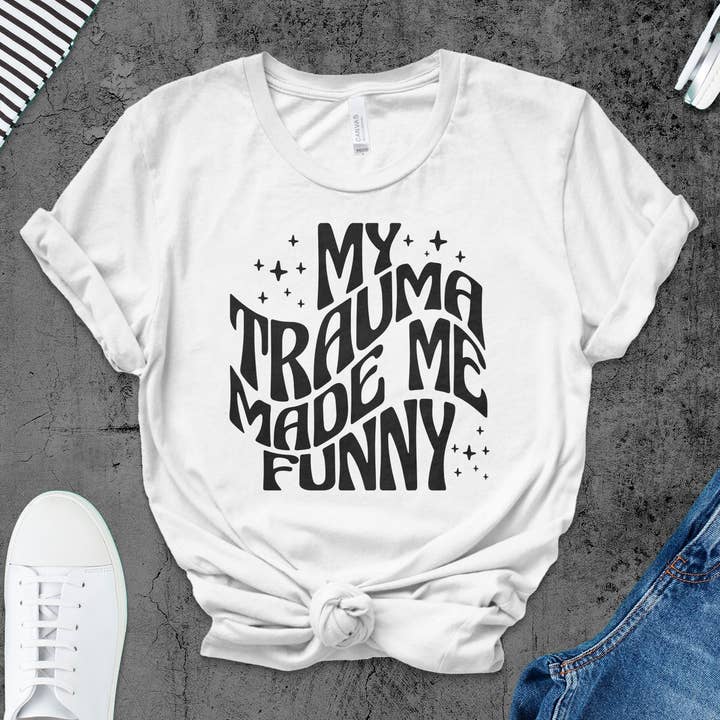 Funny Trauma Quote T-shirt, unisex grafisk tee, humoristisk afslappet skjorte, trendy samtalestart top, gave til ven for engroshandel hos FreakyTeeFactory