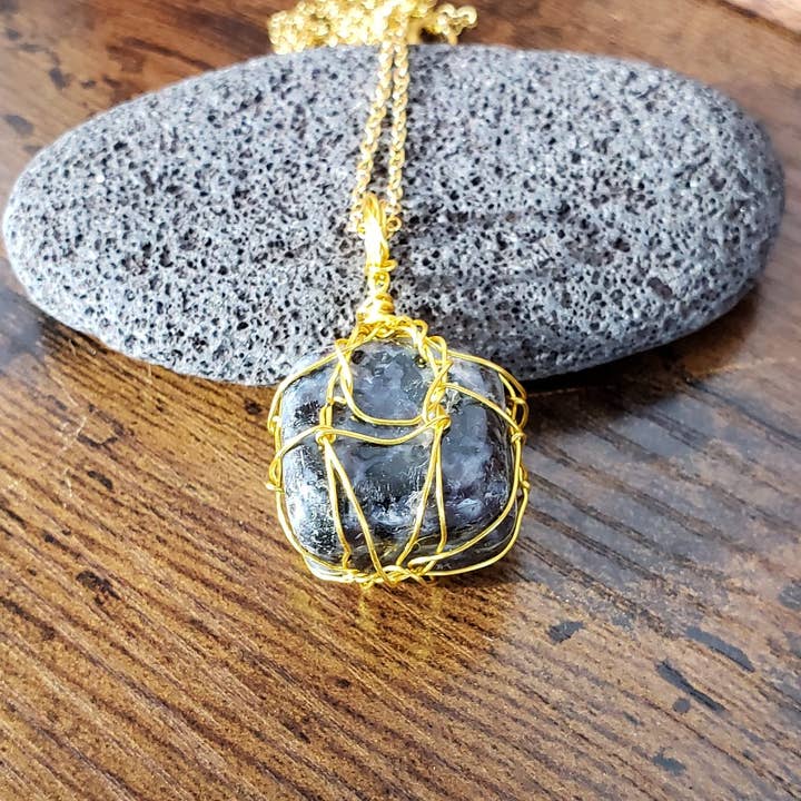 Collar hecho a mano envuelto en gabro índigo y alambre dorado para venta al por mayor de River Village