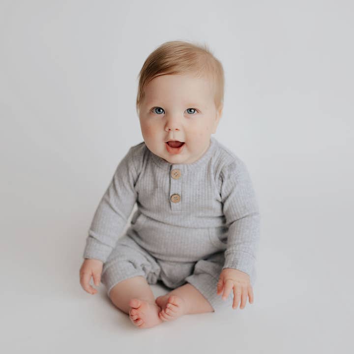 Three Little Tots - Wholesale Rompertje - Baby - Baby ribgebreide romper met zakken65