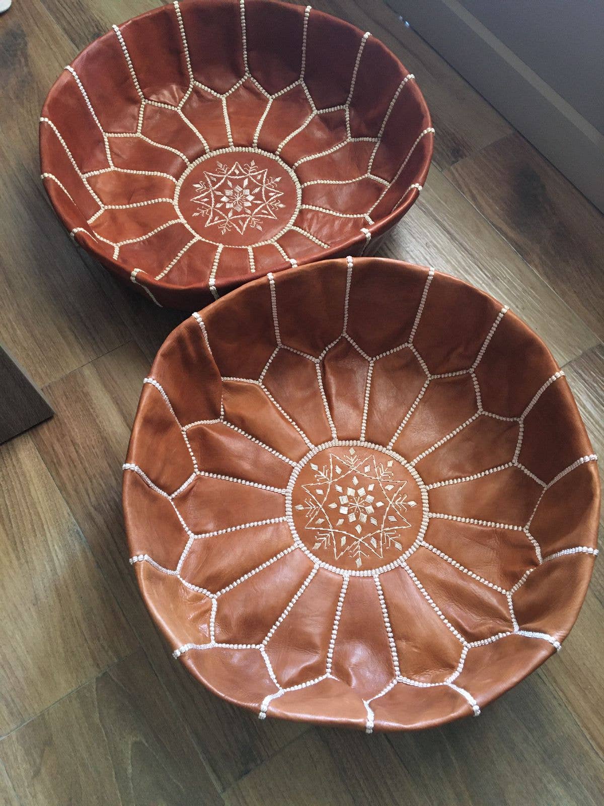 marrakeshop - Venta al por mayor Puf - Puf marroquí de cuero redondo de primera calidad en camello y marrón, 100 unidades5