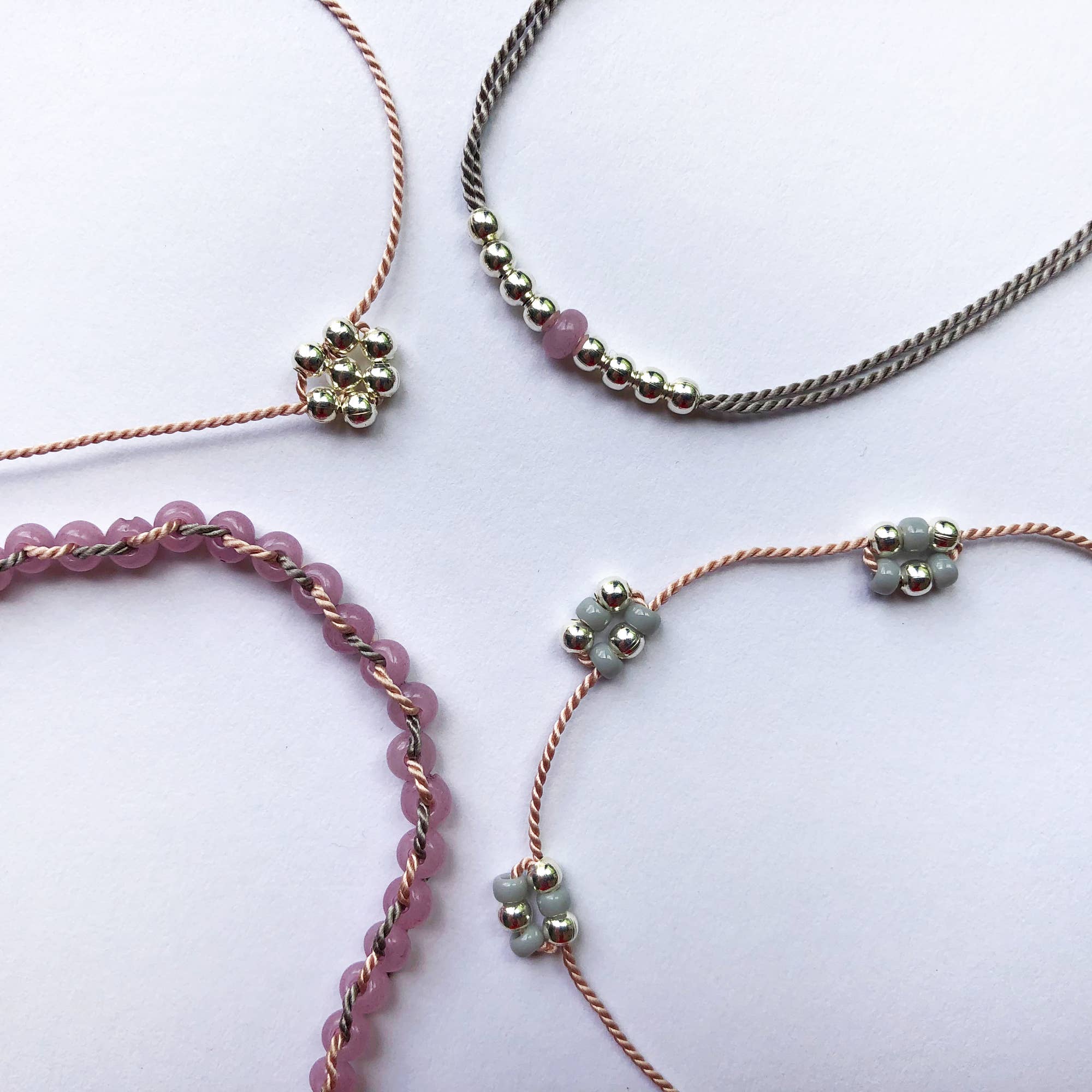 Bergin & Bath - Vendita all'ingrosso Gioielli fai da te - Bambini - Kit bracciali con perline, colore: argento. Kit per la creazione di gioielli8