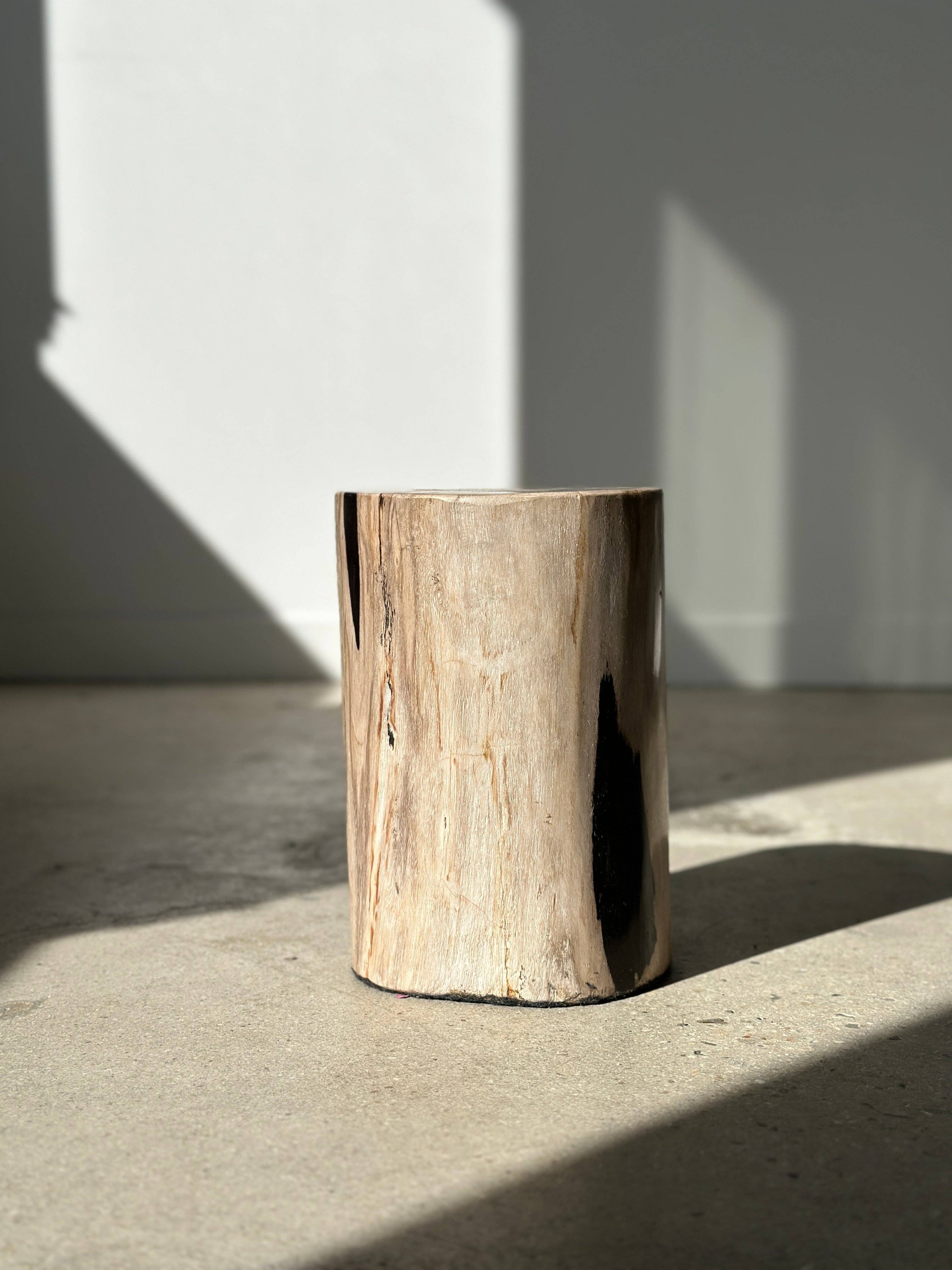 Office Objets - Wholesale Side Table - White petrified wood side table with black spots H:27.5 D:188