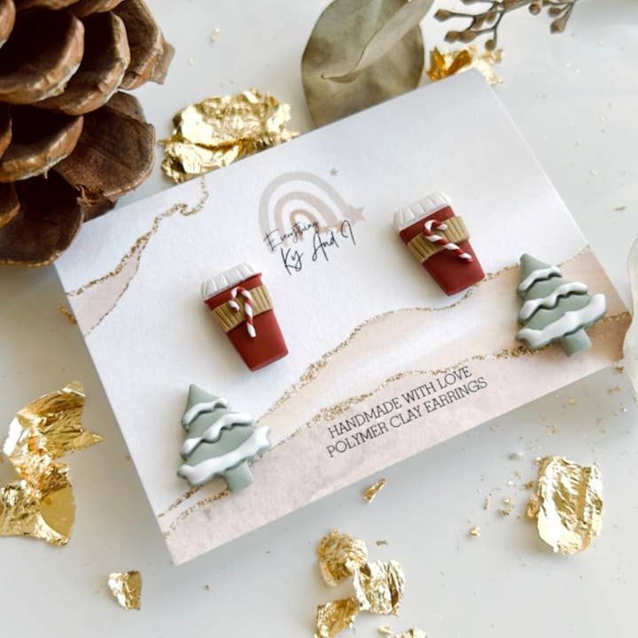 Everything Ky and I – Engroshandel Smykkesæt – Holly Jolly Kaffe og Snowy Tree Stud Set1